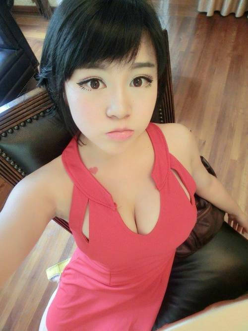 电竞主播晒开胸装私照 称胸太大会被拍胖